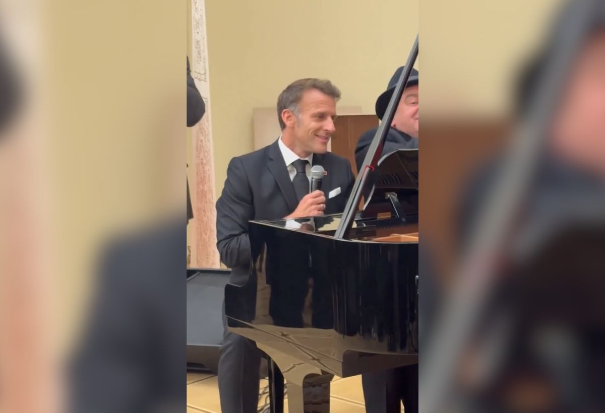 Ο Εμανουέλ Μακρόν τραγουδάει