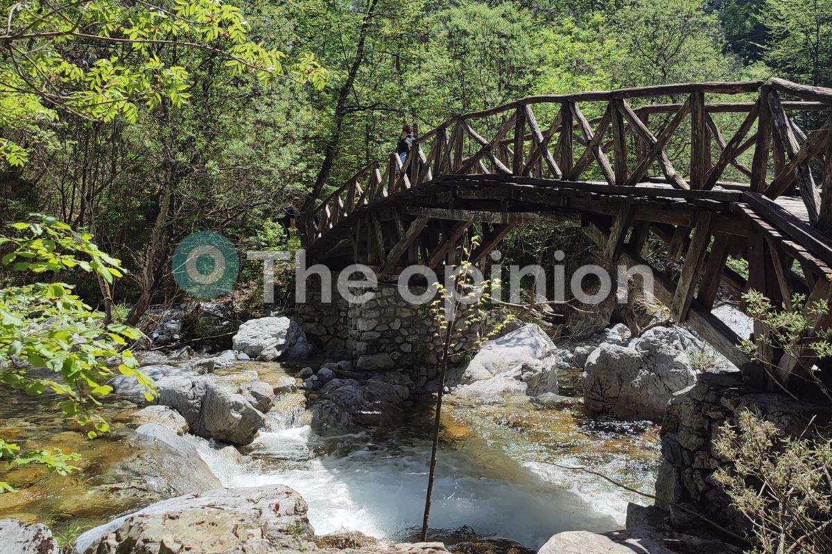 Ξύλινη γέφυρα στον Όλυμπο