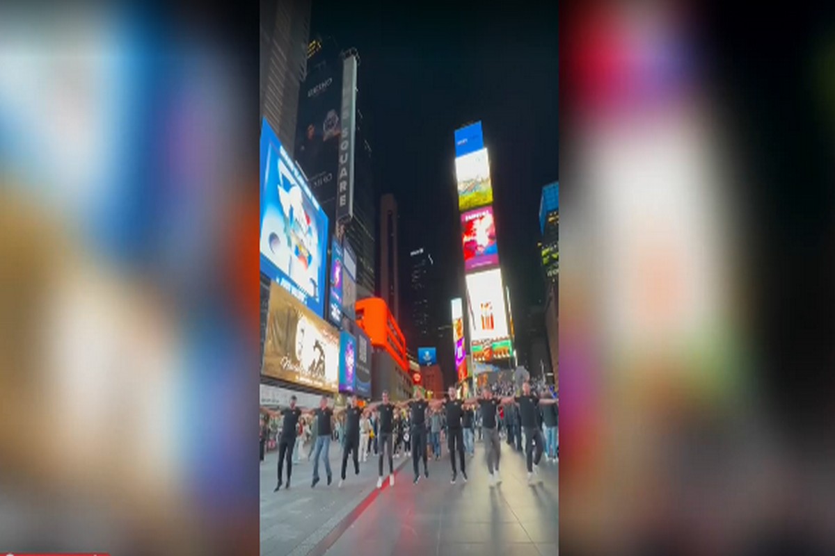 Viral το πεντοζάλι στην «καρδιά» της Times Square (VIDEO)