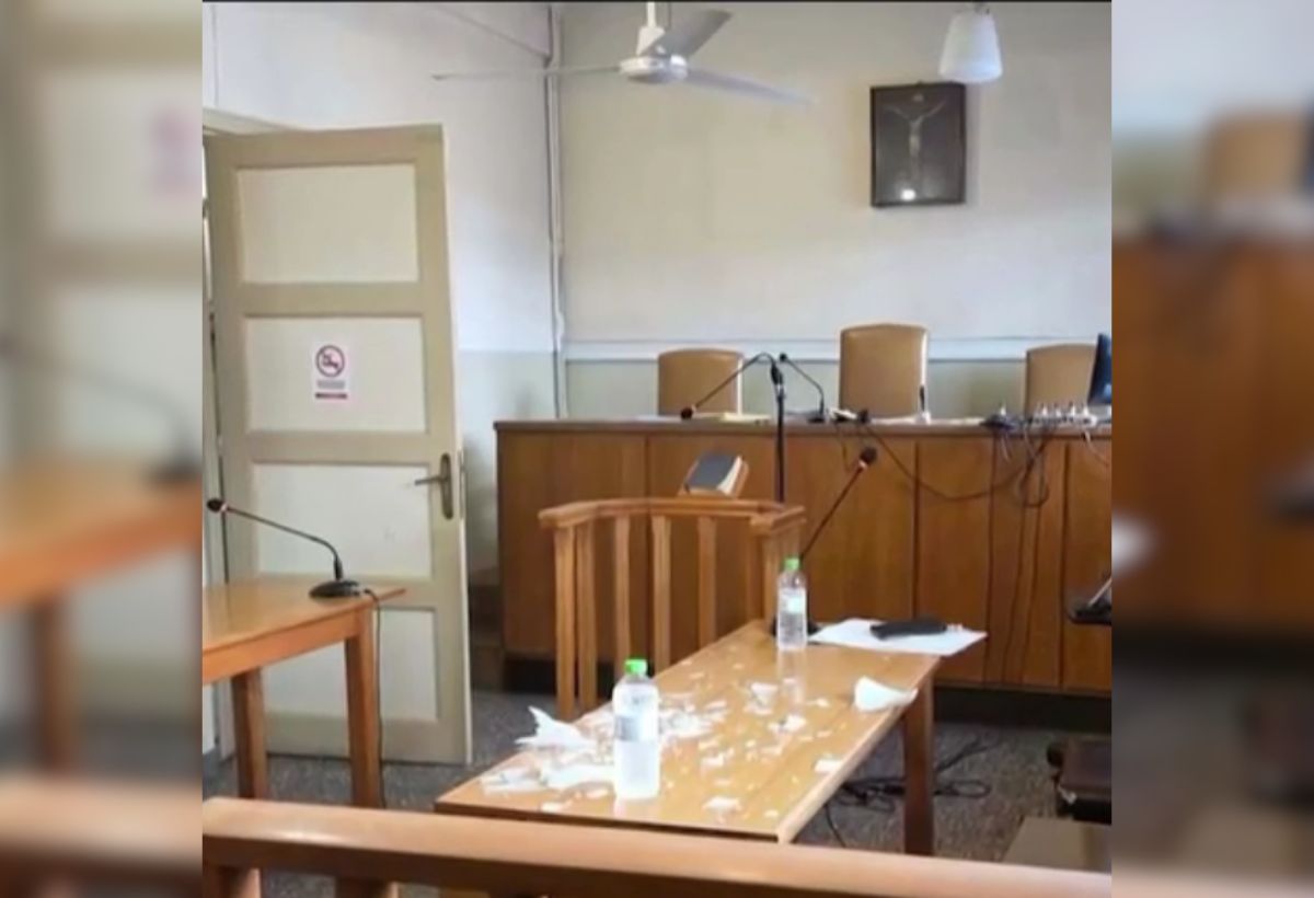 Βέροια: Πολυέλαιος έπεσε στο κεφάλι δικηγόρου μέσα στο Πρωτοδικείο Νάουσας (VIDEO)