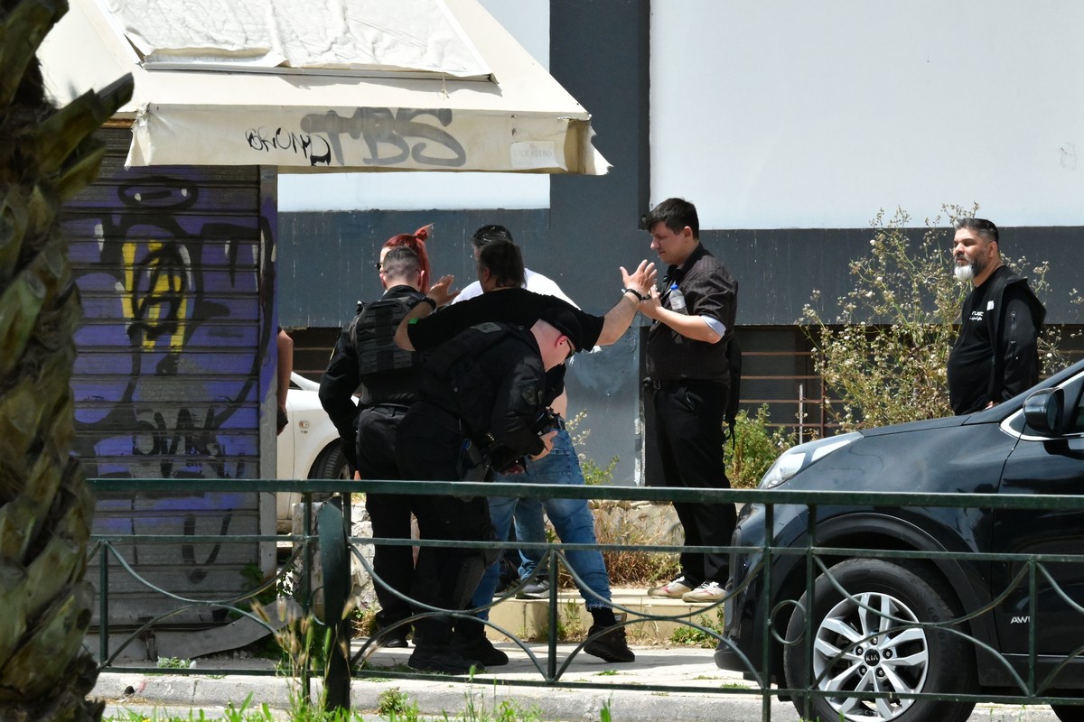 Στη φυλακή ο 58χρονος που άνοιξε πυρ με ούζι σε μπαρ στην Καλλιθέα