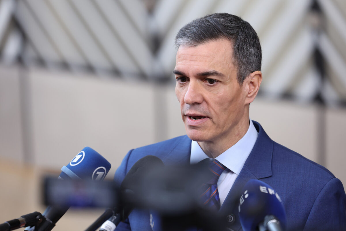 Πολιτική θύελλα στην Ισπανία: Η αστυνομία ερευνά τα γραφεία του Σάντσεθ για παράνομες χρηματοδοτήσεις