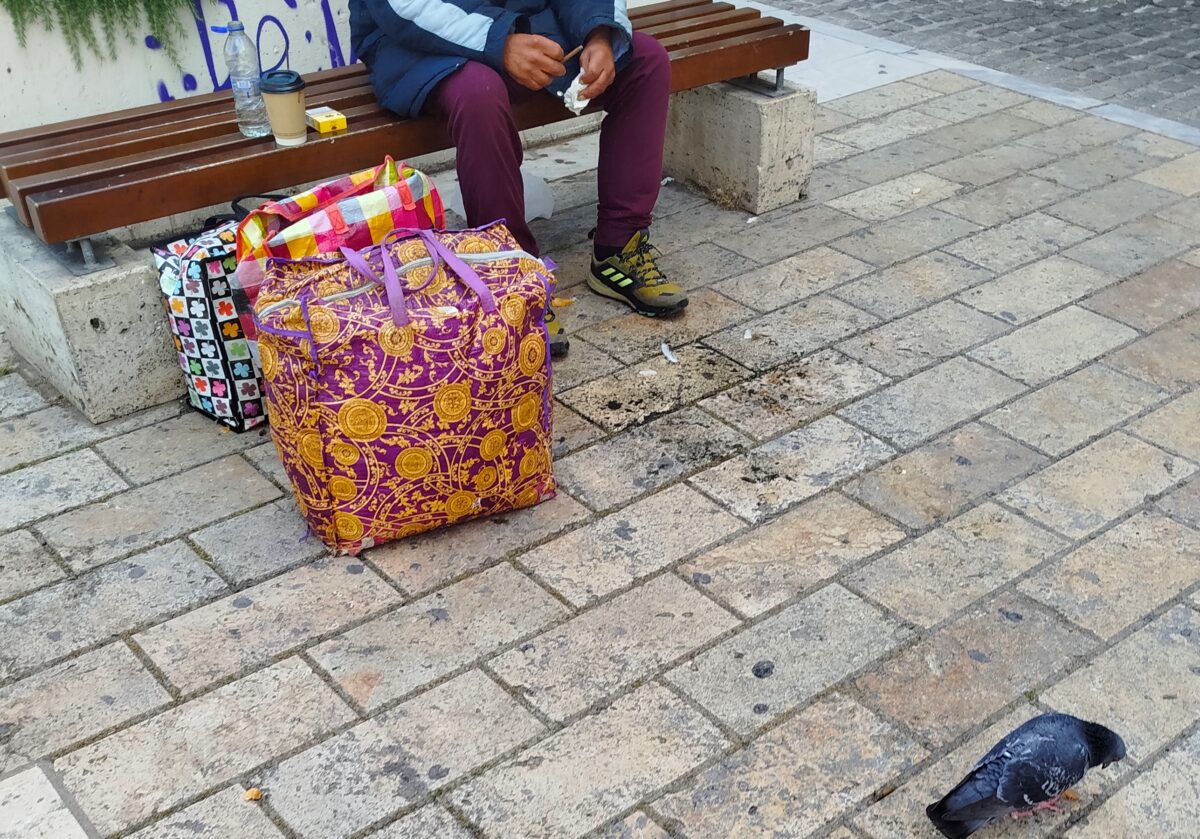 Θεσσαλονίκη: Ζωή στην “Οδό Αστέγων” με τρεις τσάντες…