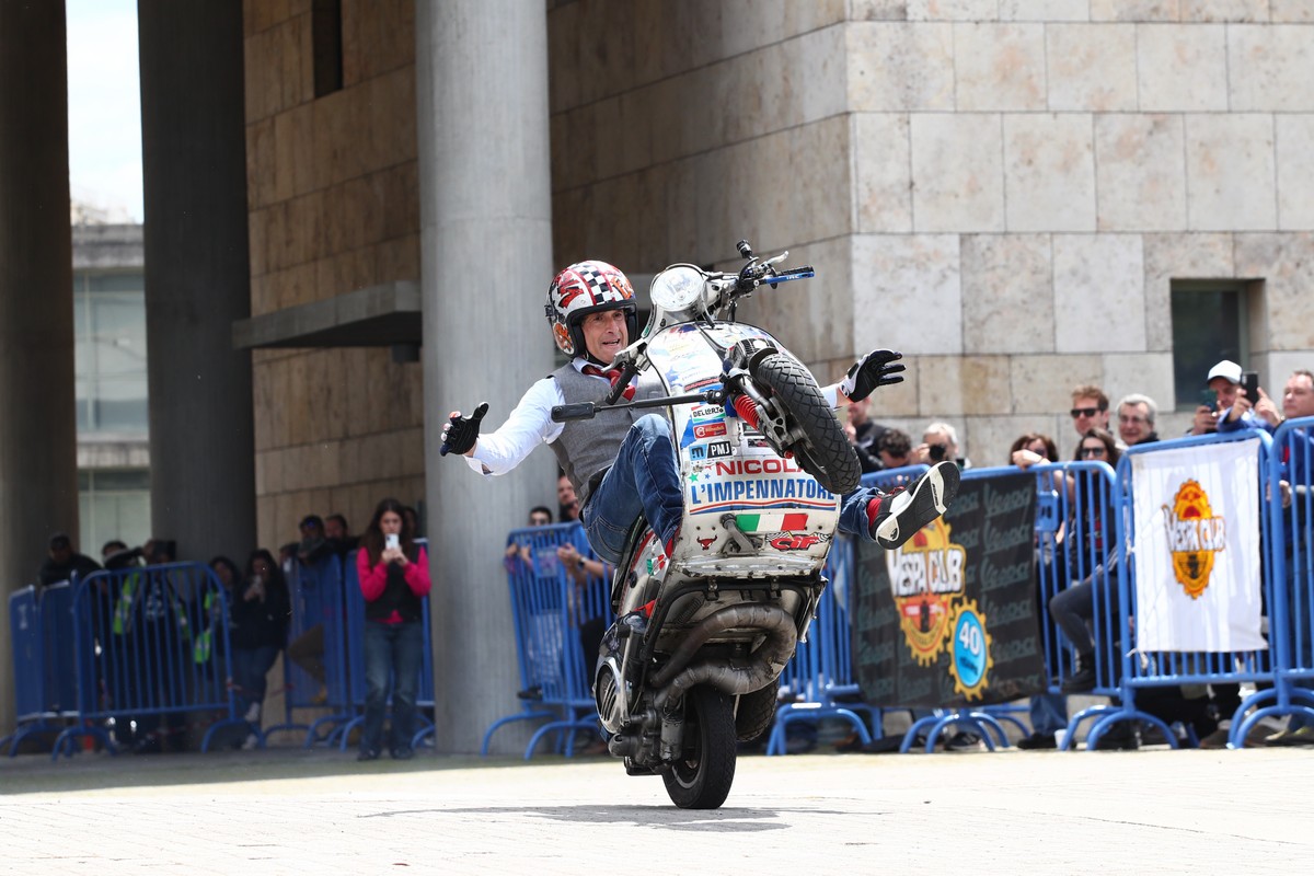 40 χρόνια Vespa Club Θεσσαλονίκης: Εντυπωσιακό σόου από Ιταλό ακροβάτη μπροστά στο δημαρχείο (ΦΩΤΟ)