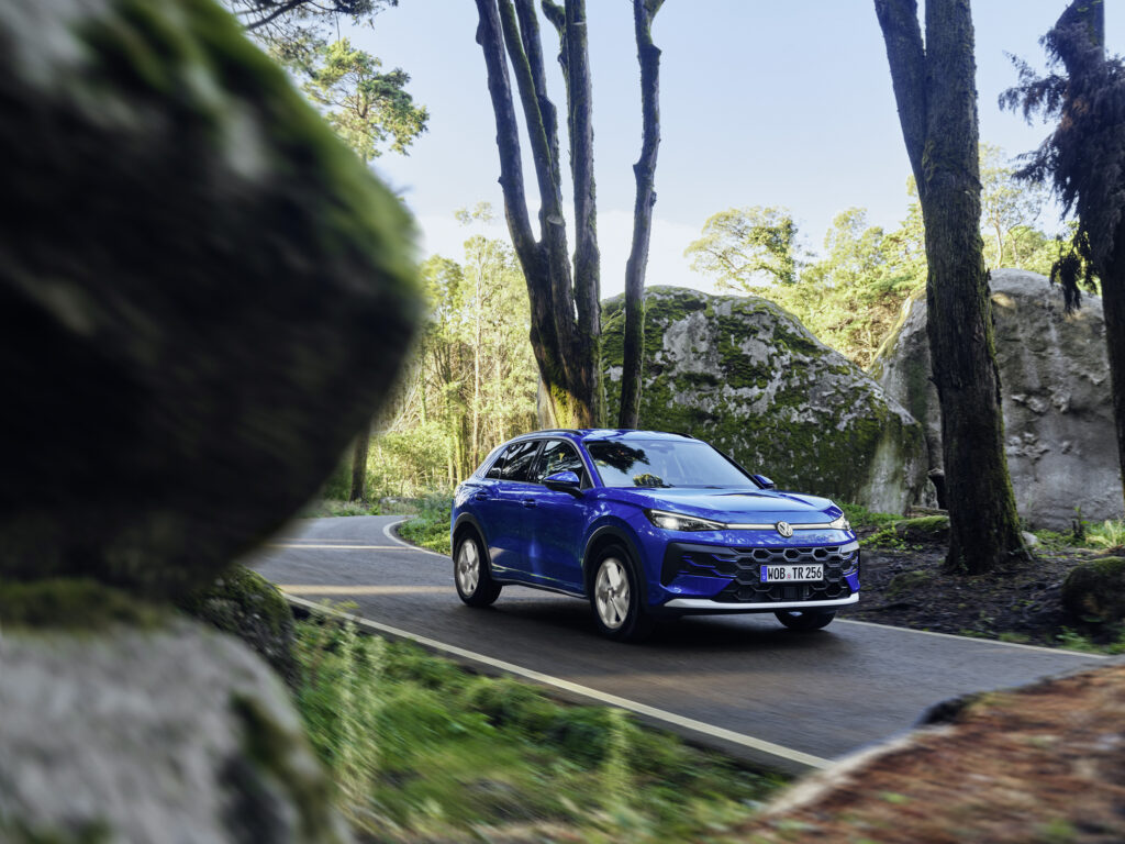Ξεχωρίζει στα σημεία το υβριδικό SUV της Volkswagen, το T-Roc (ΦΩΤΟ)