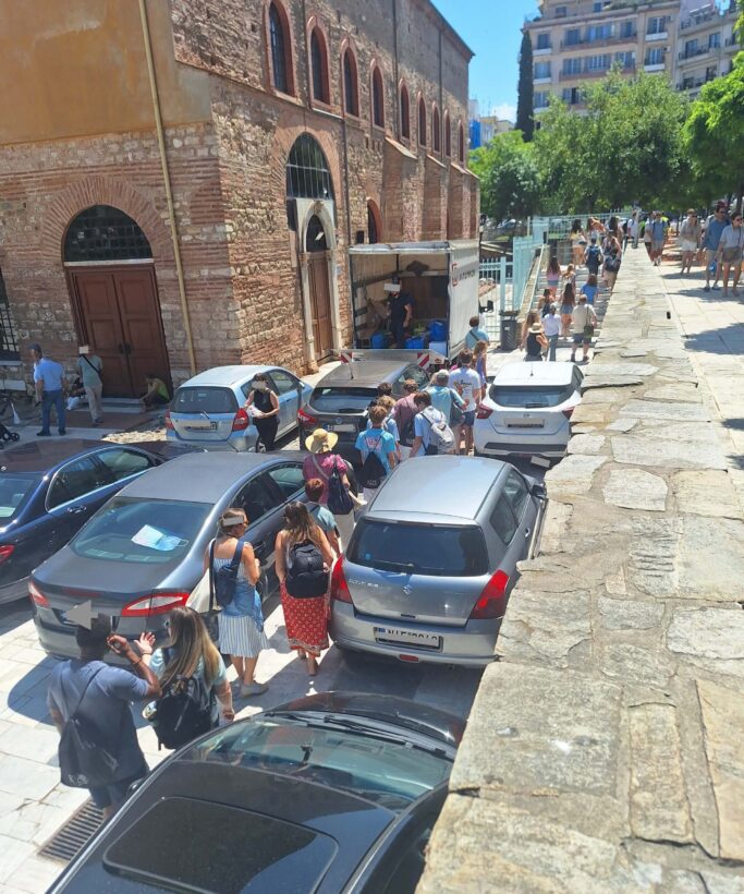 Απαγορεύονται τα ζώα, επιτρέπονται τα πολλά… άλογα