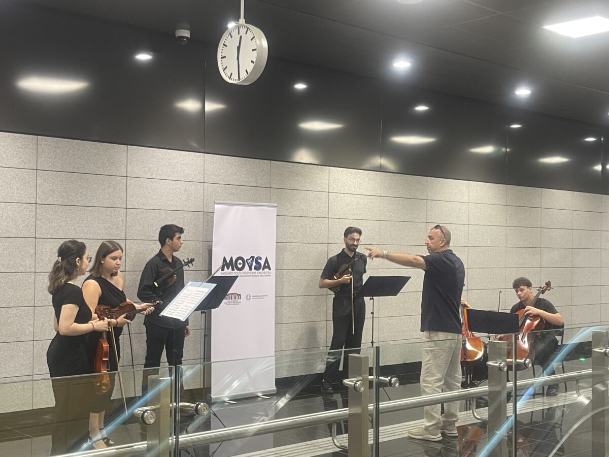 Θεσσαλονίκη: Μουσικοί μάγεψαν το κοινό στο μετρό – «Γέμισε» βιολιά ο σταθμός «Αγία Σοφία» (VIDEO)