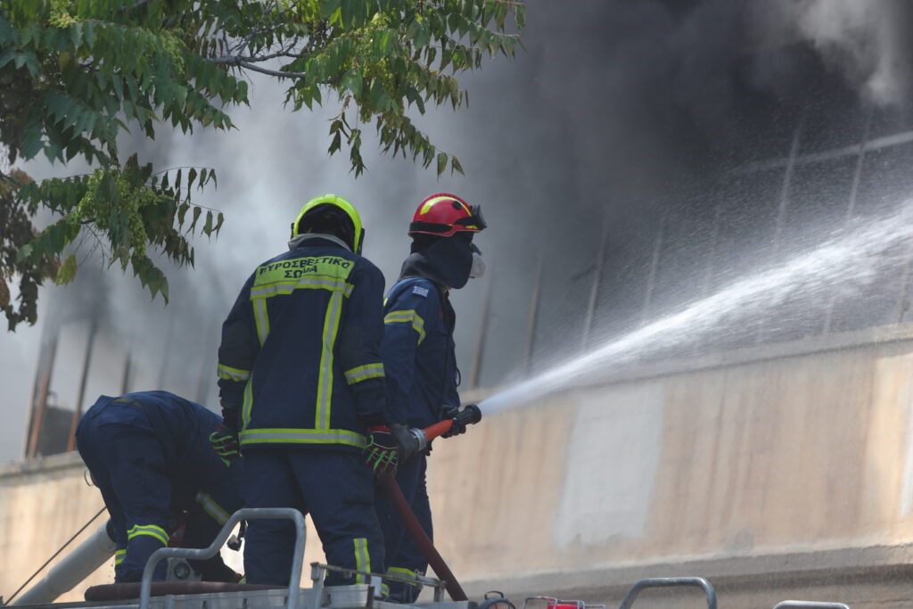 Μεγάλη φωτιά σε εργοστάσιο στην Αττική (ΦΩΤΟ+VIDEO)