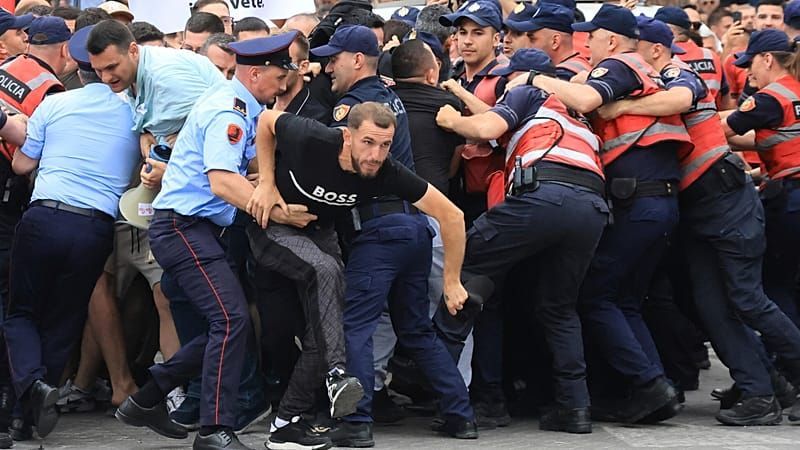 Αλβανία: Συνεχίζονται για τέταρτη μέρα οι διαδηλώσεις για το θέρετρο Κούσνερ (VIDEO)
