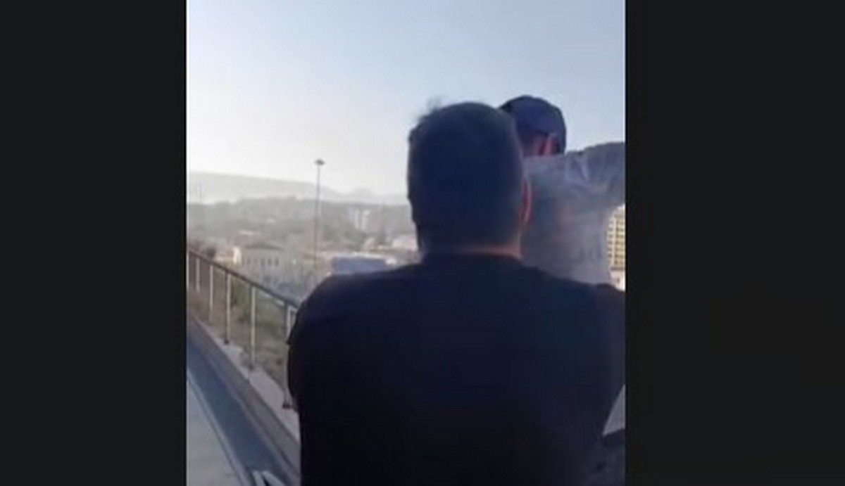 Συγκλονιστικό βίντεο: Η στιγμή που αστυνομικοί σώζουν άνδρα που ήθελε να πηδήξει από τον 6ο όροφο