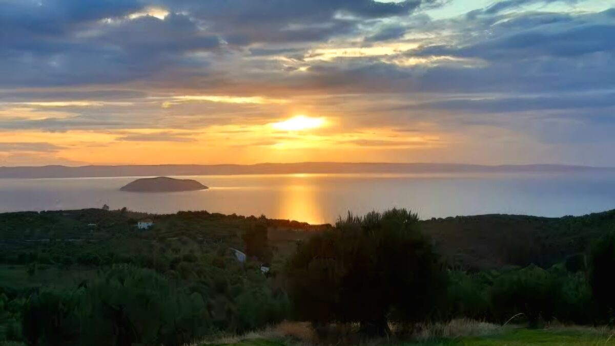Αυτό είναι το μπαλκόνι της Χαλκιδικής με το ομορφότερο ηλιοβασίλεμα (VIDEO)