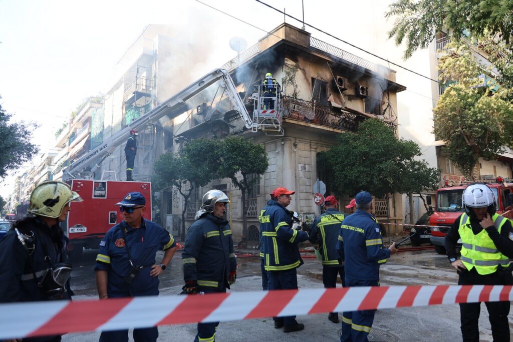 Καλλιθέα: «Να ‘ναι καλά τα παιδιά, με κράτησαν» λέει η 75χρονη που σώθηκε από τη φωτιά (ΦΩΤΟ+VIDEO)