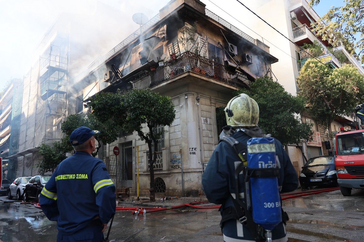 Αττική: Στις φλόγες τυλίχθηκε διώροφη πολυκατοικία – Ηλικιωμένη πήδηξε από το μπαλκόνι (ΦΩΤΟ-VIDEO)