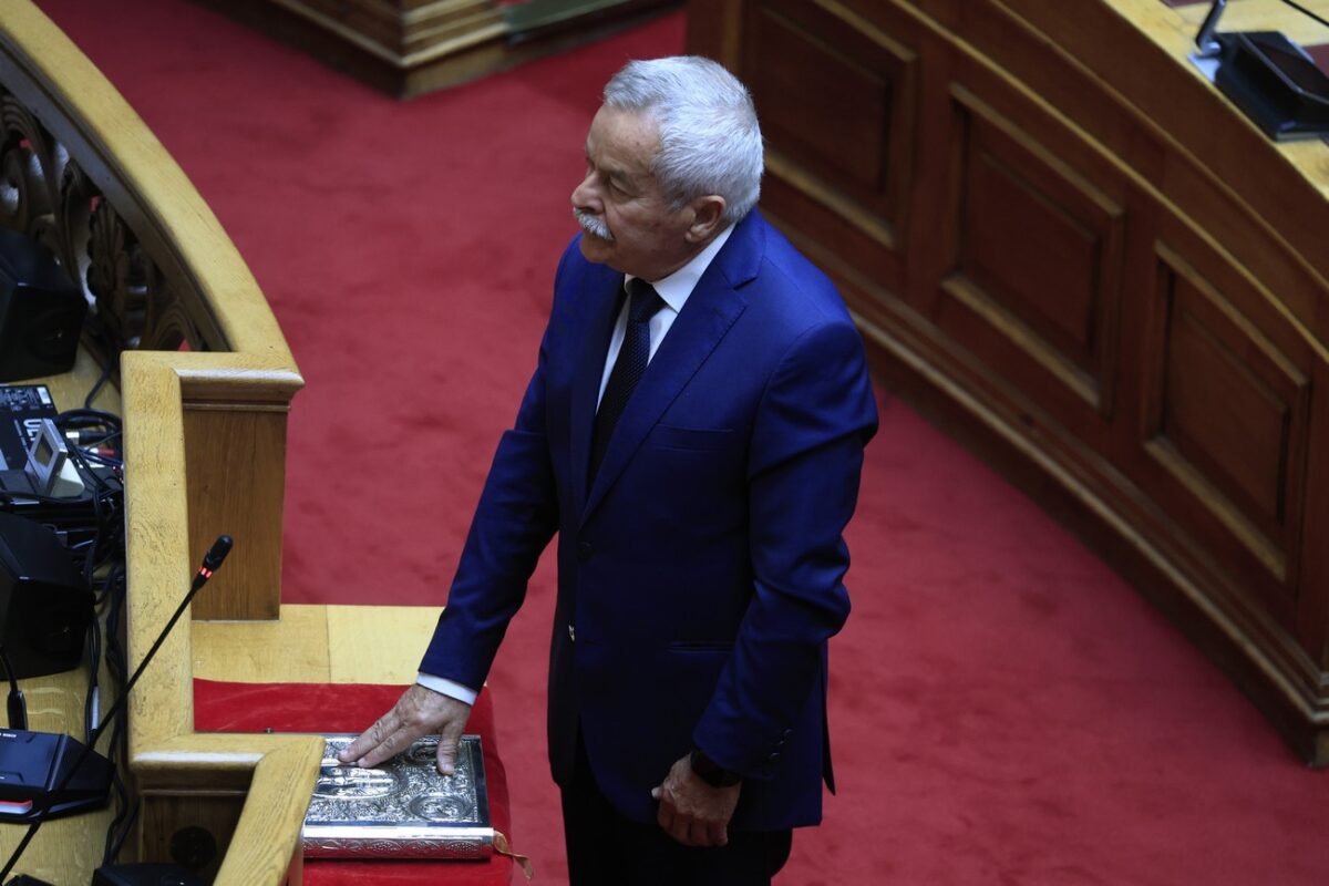 Ορκίστηκε βουλευτής ο Κωνσταντίνος Κόλλιας στη θέση του Νίκου Ταγαρά