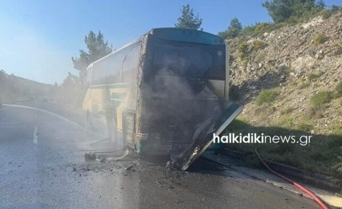 Στις φλόγες λεωφορείο στη Χαλκιδική (ΦΩΤΟ+VIDEO)