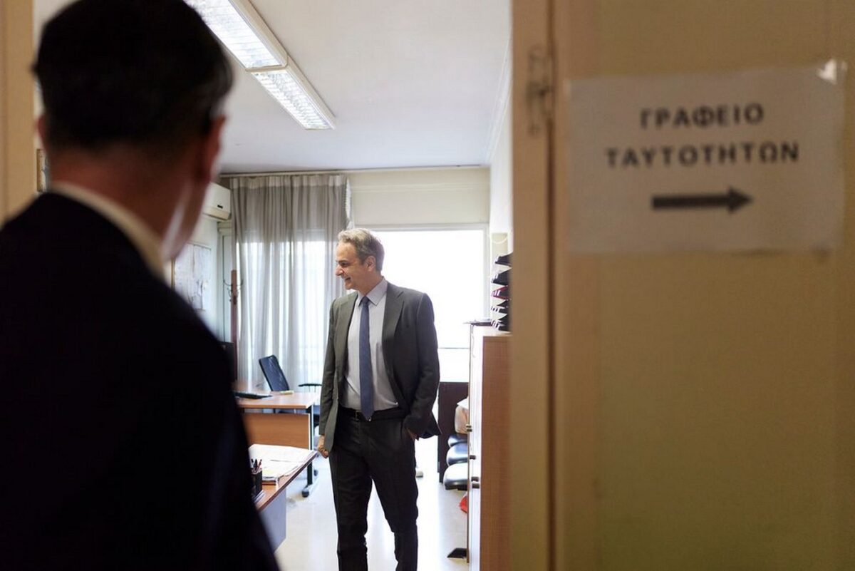 Στο αστυνομικό τμήμα για έκδοση νέας ταυτότητας ο Κυριάκος Μητσοτάκης (ΦΩΤΟ-VIDEO)