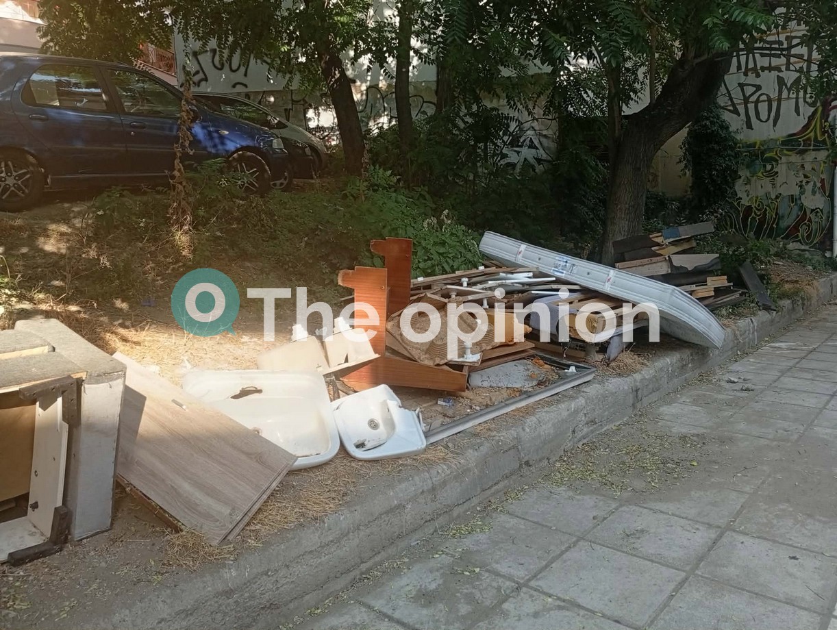 Θεσσαλονίκη: Γέμισε απορρίμματα η οδός Κ. Γκράτσιου (ΦΩΤΟ)