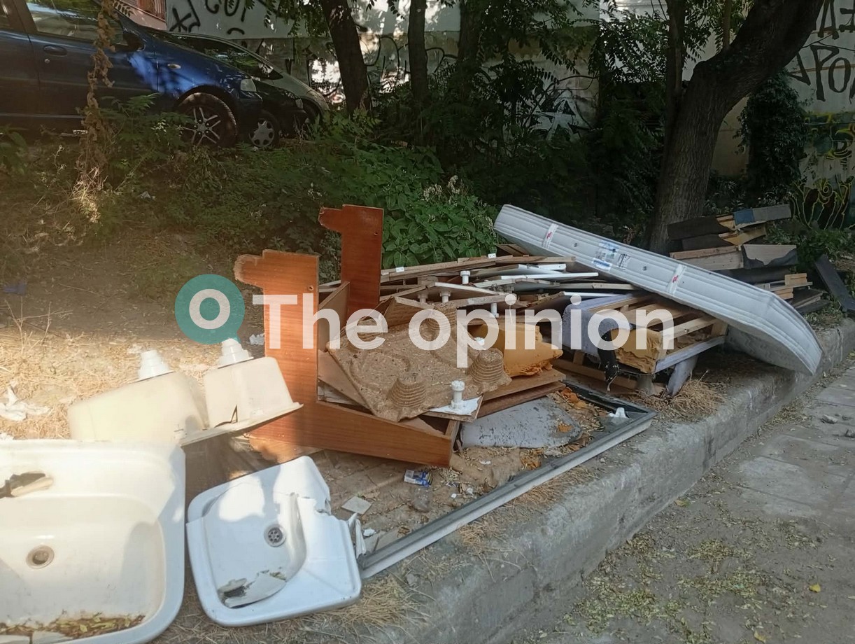 Θεσσαλονίκη: Γέμισε απορρίμματα η οδός Κ. Γκράτσιου (ΦΩΤΟ)
