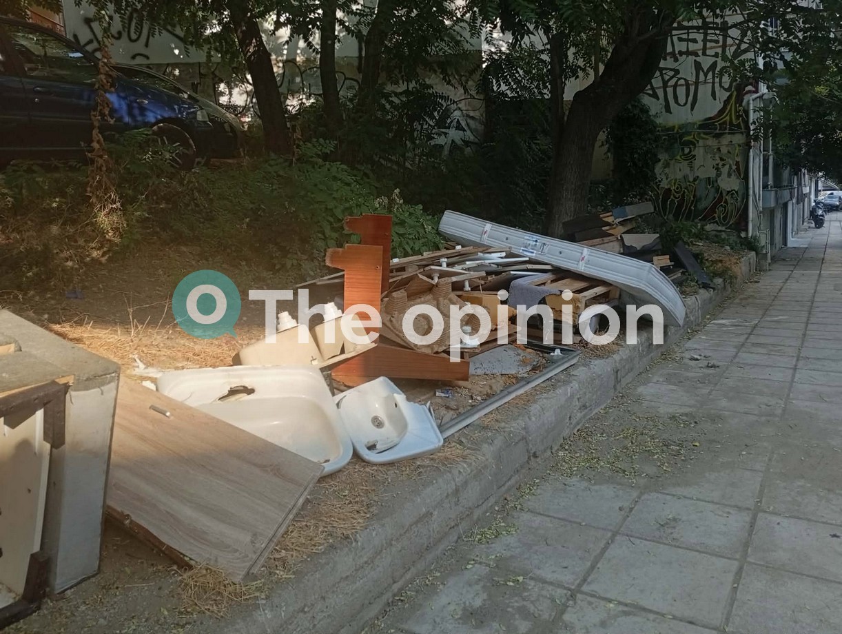 Θεσσαλονίκη: Γέμισε απορρίμματα η οδός Κ. Γκράτσιου (ΦΩΤΟ)