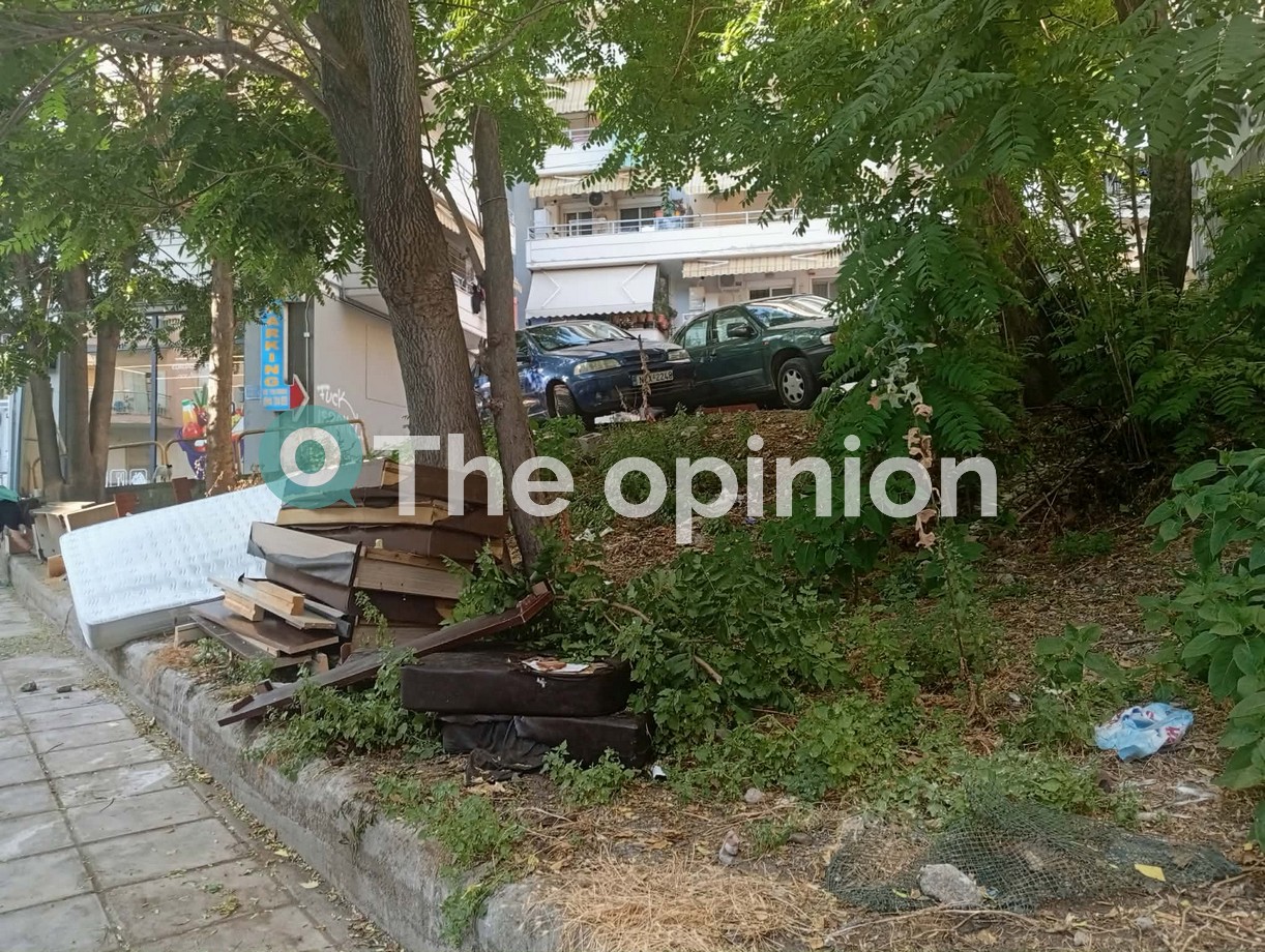 Θεσσαλονίκη: Γέμισε απορρίμματα η οδός Κ. Γκράτσιου (ΦΩΤΟ)