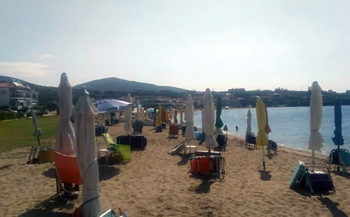 Τέλος στις… ρεζερβέ ομπρέλες και ξαπλώστρες βάζει ο Δήμος Πολυγύρου