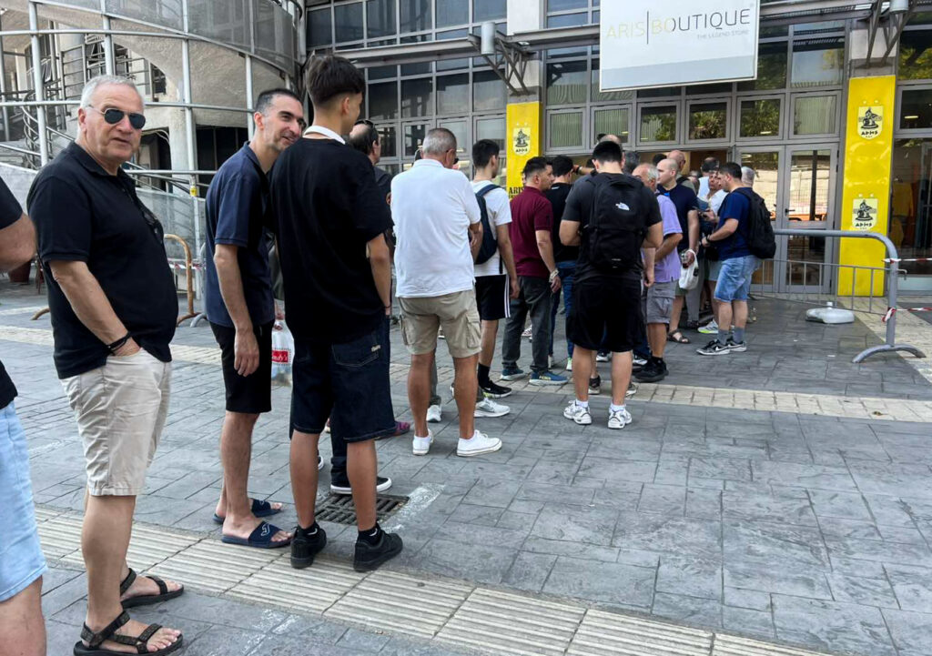 Άρης: «Δίψα» για τα διαρκείας – Ουρές έξω από τη μπουτίκ (ΦΩΤΟ)