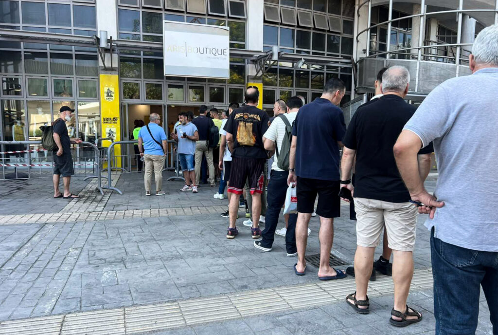 Άρης: «Δίψα» για τα διαρκείας – Ουρές έξω από τη μπουτίκ (ΦΩΤΟ)