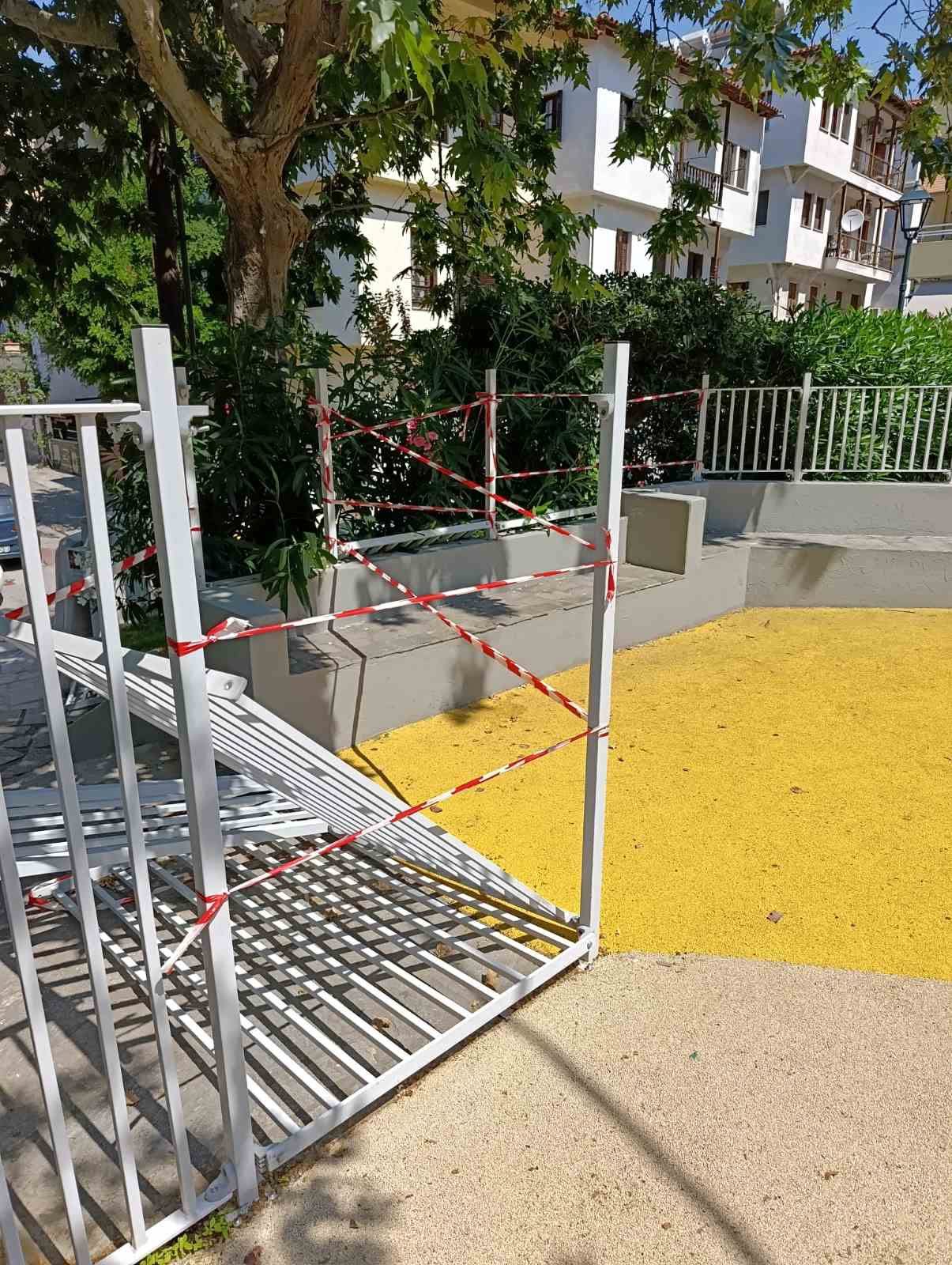 Για τέταρτη φορά βανδάλισαν παιδική χαρά στη Θεσσαλονίκη (ΦΩΤΟ)