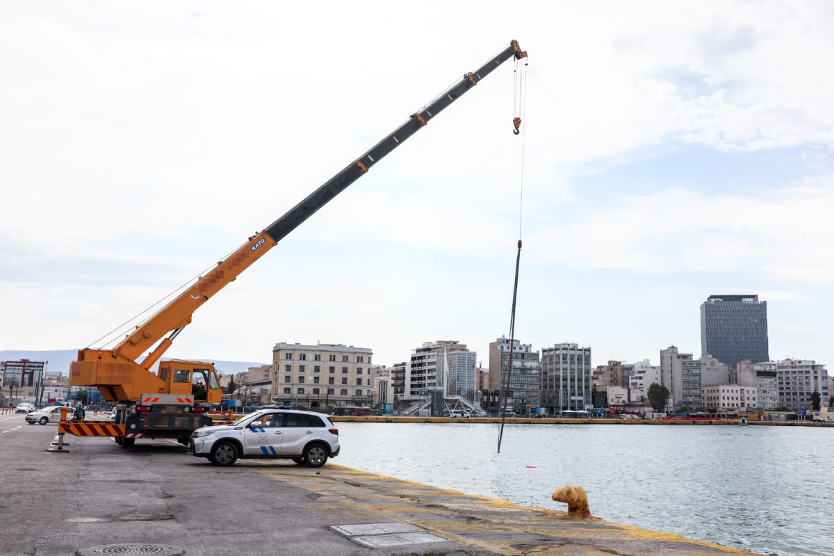 Τραγωδία στον Πειραιά: Νεκρός ο οδηγός ταξί που έπεσε στο λιμάνι (VIDEO)