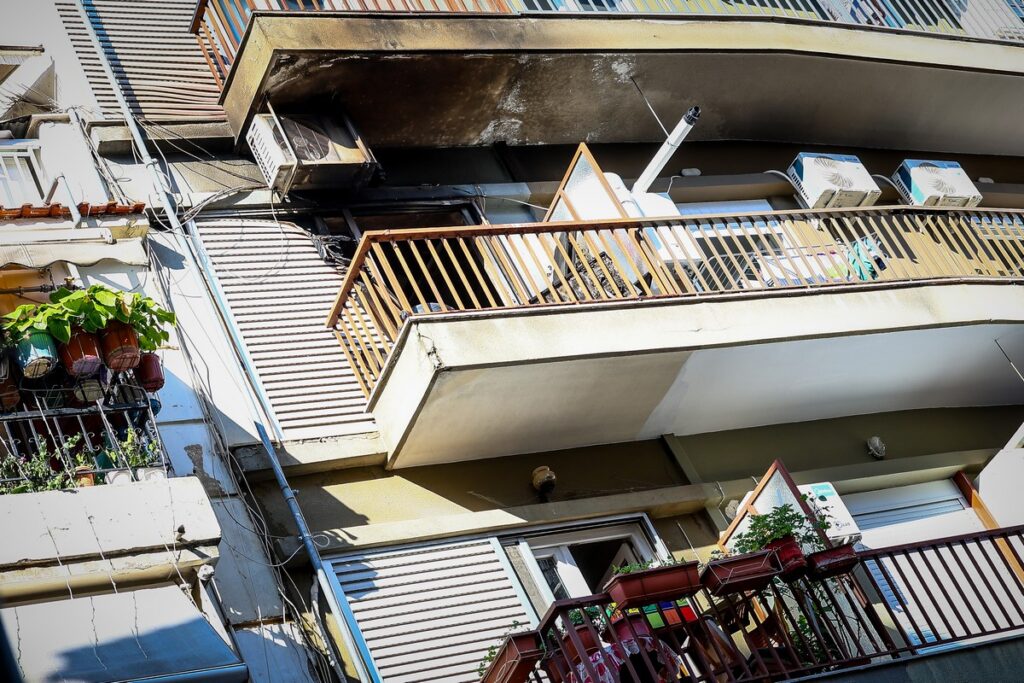 Τραγωδία στη Θεσσαλονίκη: Νεκρός ηλικιωμένος μετά από φωτιά σε διαμέρισμα (ΦΩΤΟ)