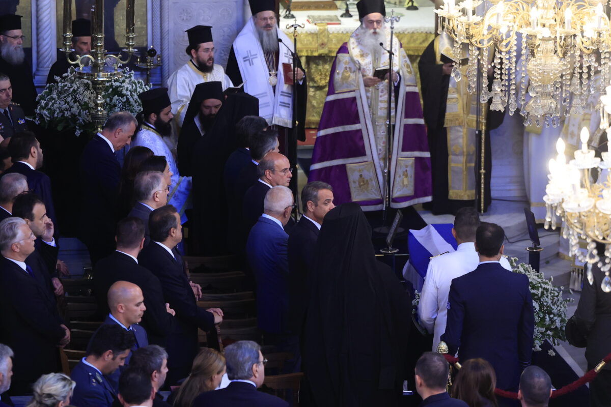 Το τελευταίο «αντίο» στον Νίκο Ταγαρά, με την παρουσία του Μητσοτάκη (ΦΩΤΟ)