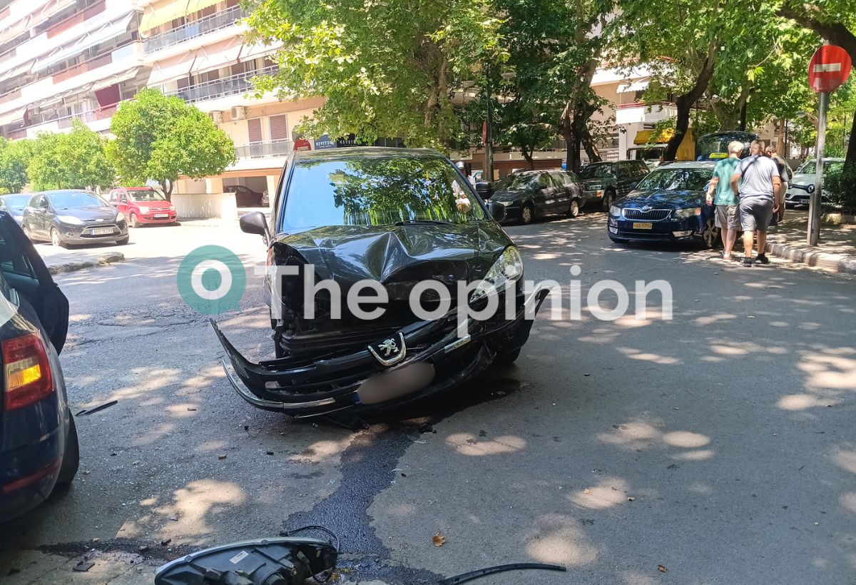 Θεσσαλονίκη: Μετωπική σύγχρουση ΙΧ με ταξί (ΦΩΤΟ)