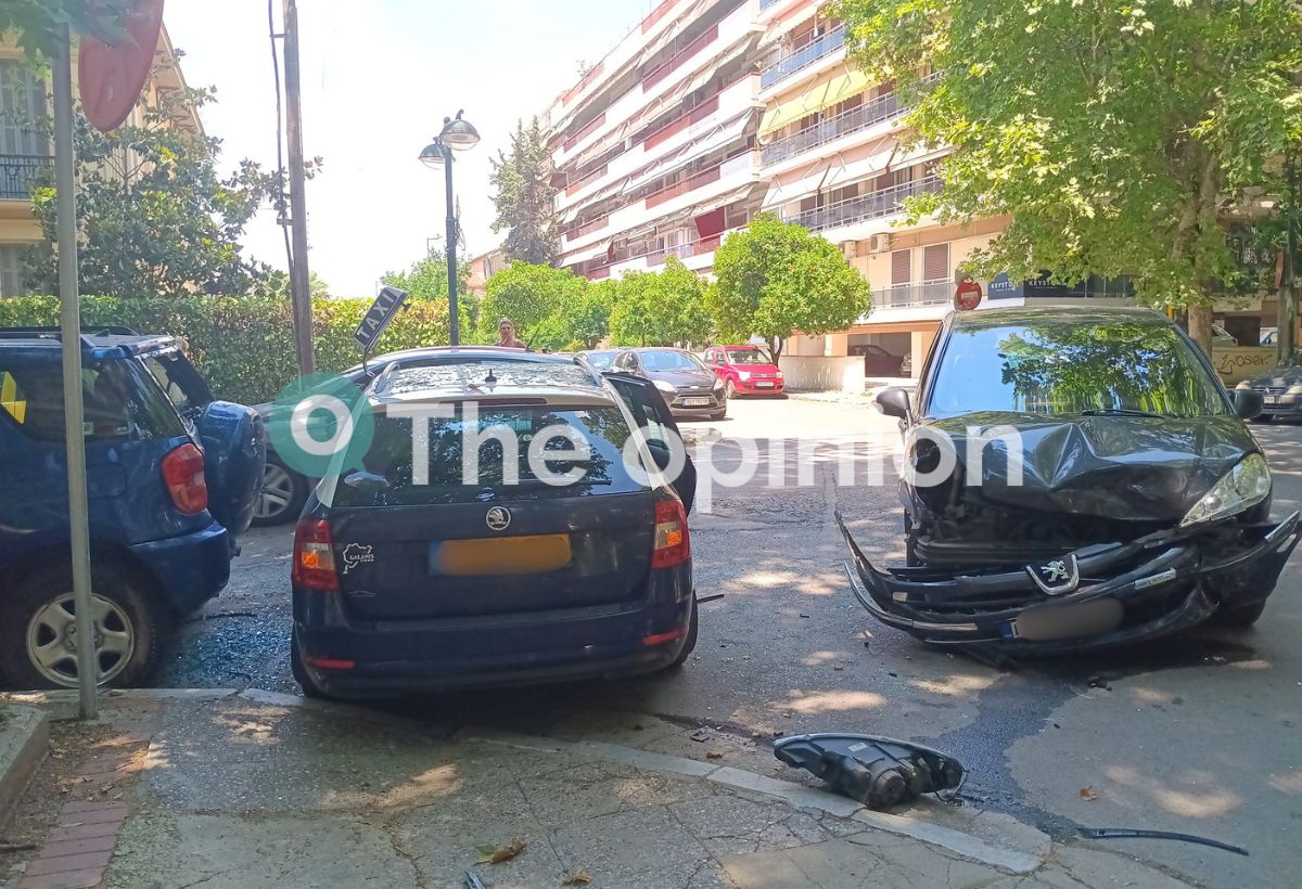 Θεσσαλονίκη: Μετωπική σύγχρουση ΙΧ με ταξί (ΦΩΤΟ)