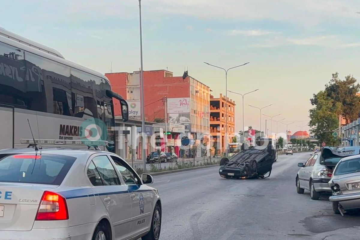 Θεσσαλονίκη: Αυτοκίνητο έπεσε πάνω σε παρκαρισμένα και ανετράπη (ΦΩΤΟ-VIDEO)