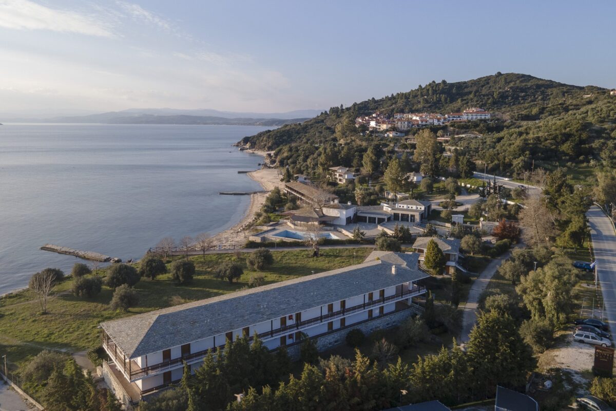 Χαλκιδική: Νέα σελίδα για το «Ξενία» στην Ουρανούπολη – Υπεγράφη μακροχρόνια σύμβαση με την Domes Resorts