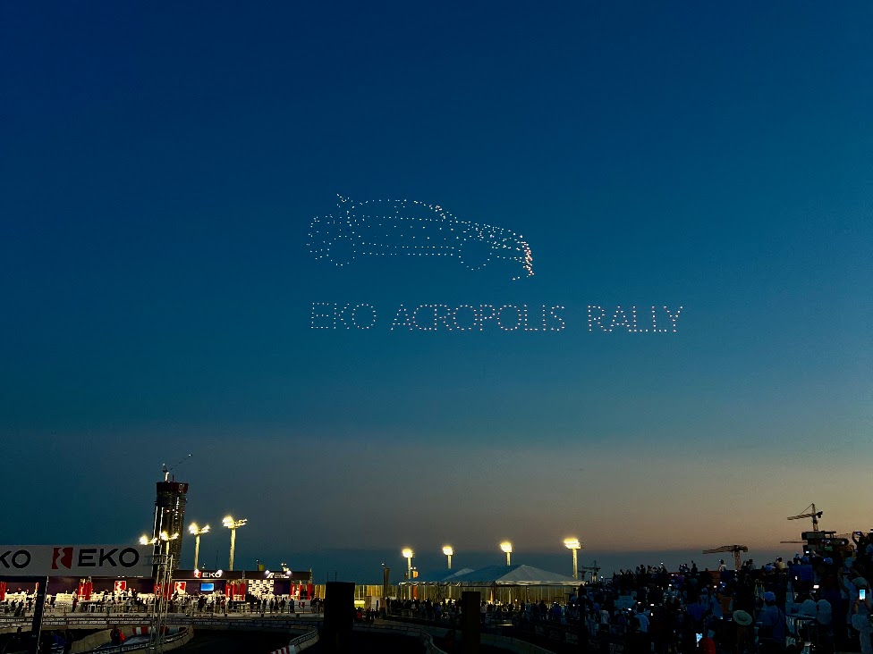 Μήνυμα οδικής ασφάλειας με φόντο το The Ellinikon Sports Park