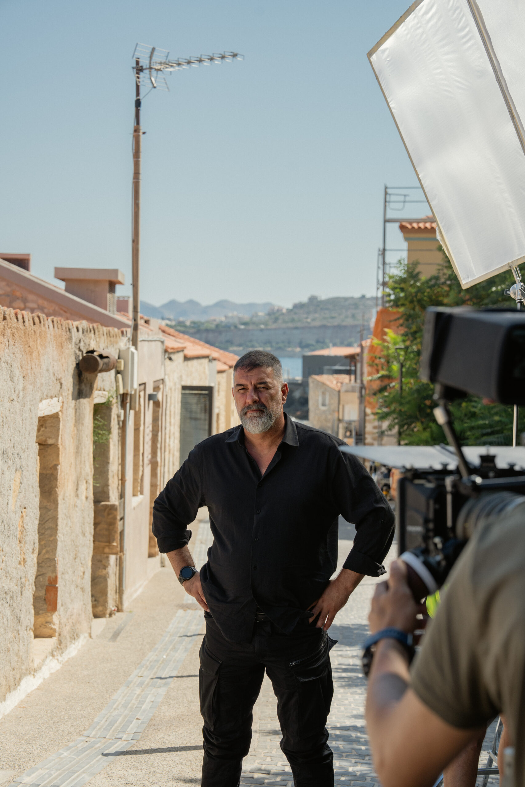«Δυο μαύρα πουκάμισα»: Νέες backstage φωτογραφίες από την νέα σειρά του MEGA (ΦΩΤΟ)