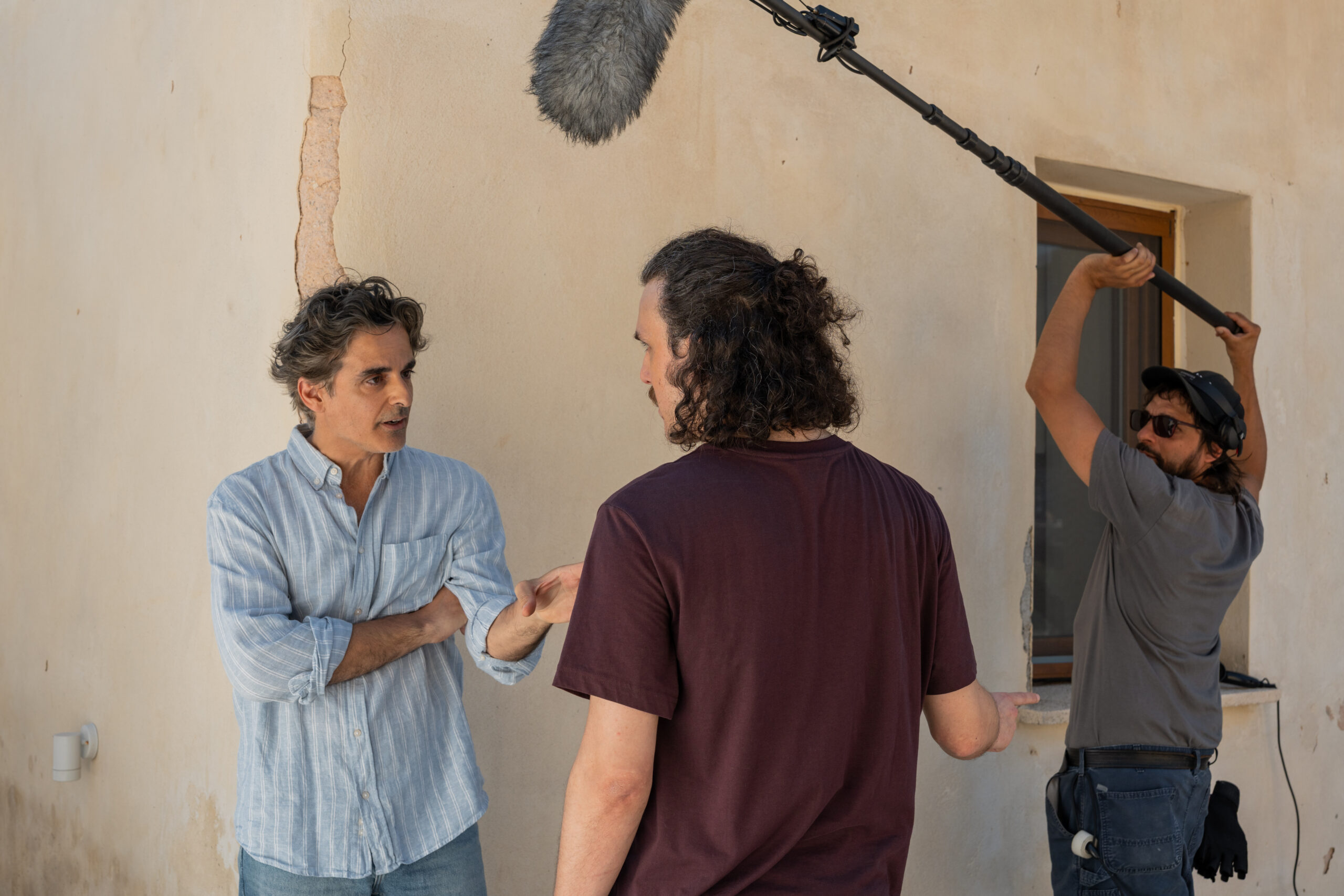 «Δυο μαύρα πουκάμισα»: Νέες backstage φωτογραφίες από την νέα σειρά του MEGA (ΦΩΤΟ)
