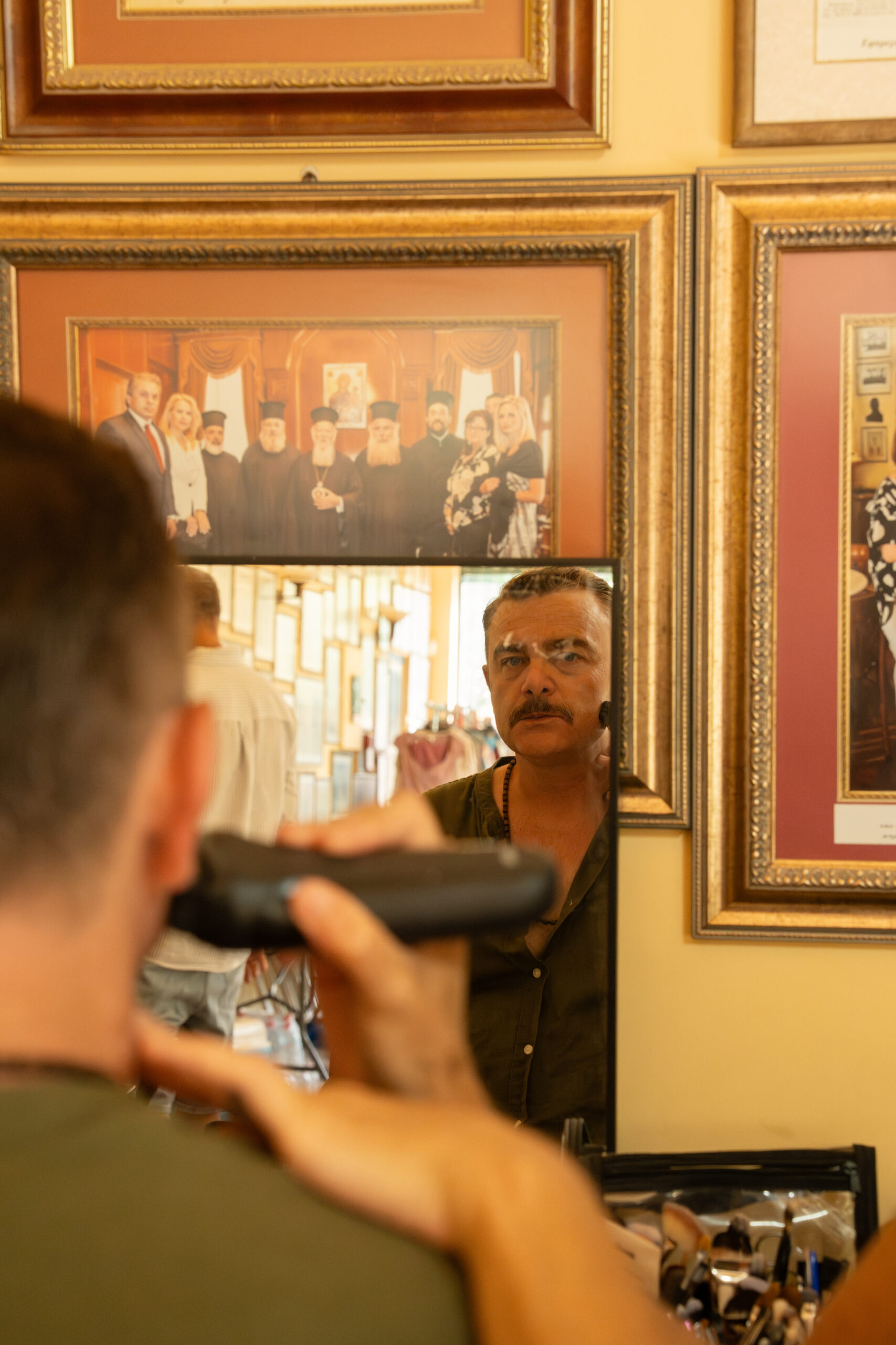 «Δυο μαύρα πουκάμισα»: Νέες backstage φωτογραφίες από την νέα σειρά του MEGA (ΦΩΤΟ)