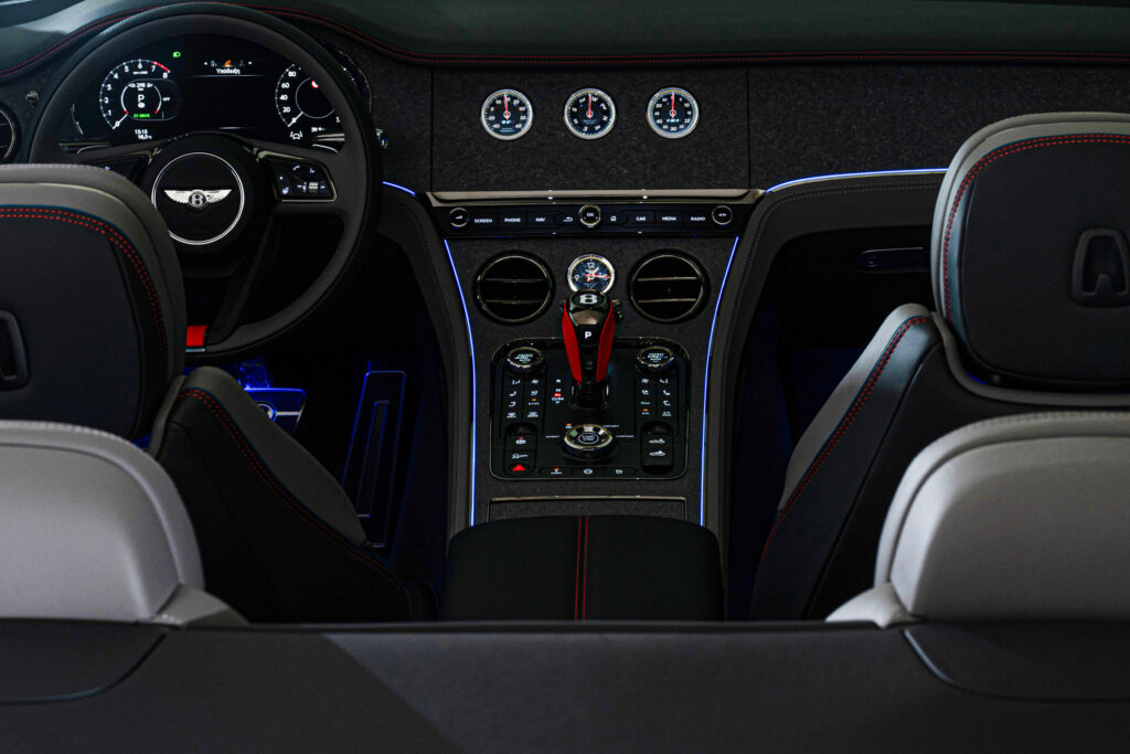 Δύο μοναδικές Bentley εμπνευσμένες από την καλντέρα της Σαντορίνης (ΦΩΤΟ)