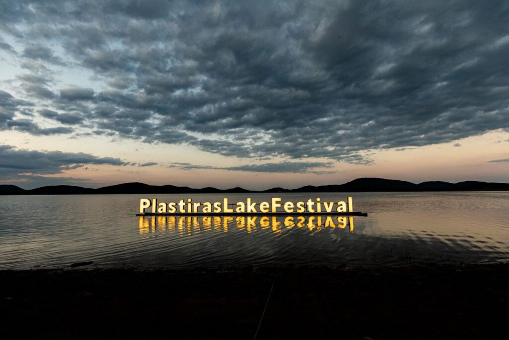 «Στα camping festivals γίνεσαι “ένα” με τη φύση» – Οι διοργανωτές του Plastiras Lake Festival στο TheOpinion