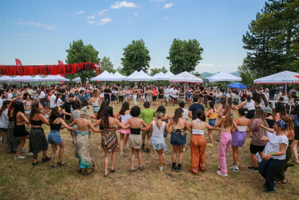 «Στα camping festivals γίνεσαι “ένα” με τη φύση» – Οι διοργανωτές του Plastiras Lake Festival στο TheOpinion