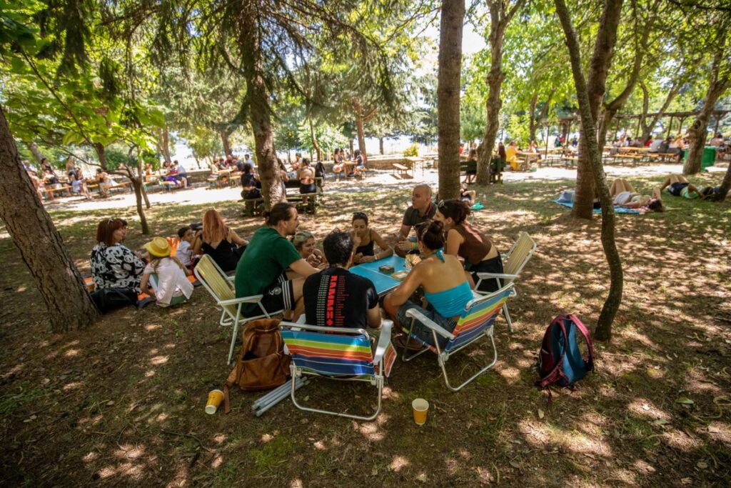 «Στα camping festivals γίνεσαι “ένα” με τη φύση» – Οι διοργανωτές του Plastiras Lake Festival στο TheOpinion