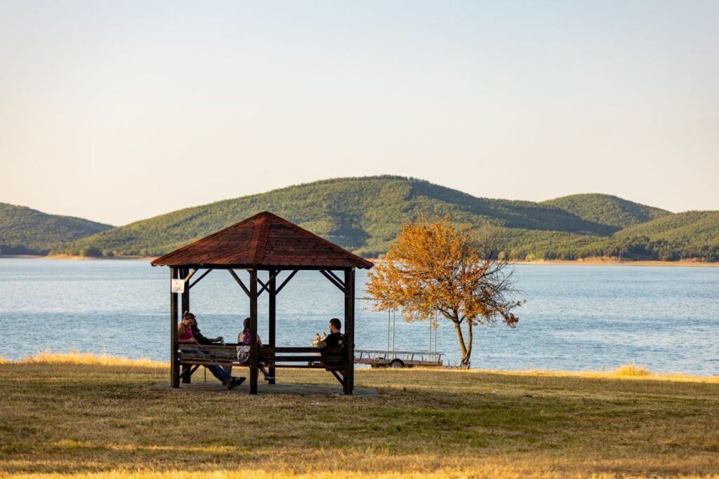 «Στα camping festivals γίνεσαι “ένα” με τη φύση» – Οι διοργανωτές του Plastiras Lake Festival στο TheOpinion
