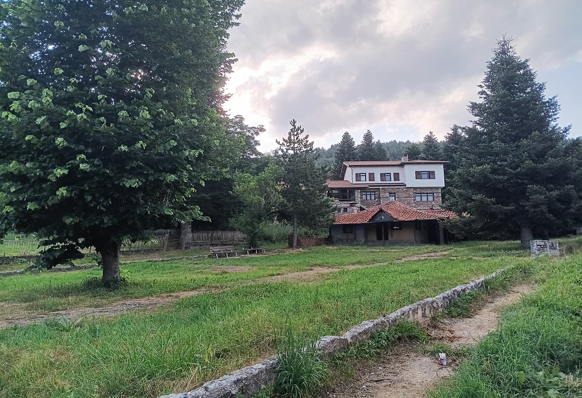 Δροσιά στο Βέρμιο: Ορεινά χωριά, λιβάδια, λίμνες και καταρράκτες (ΦΩΤΟ)
