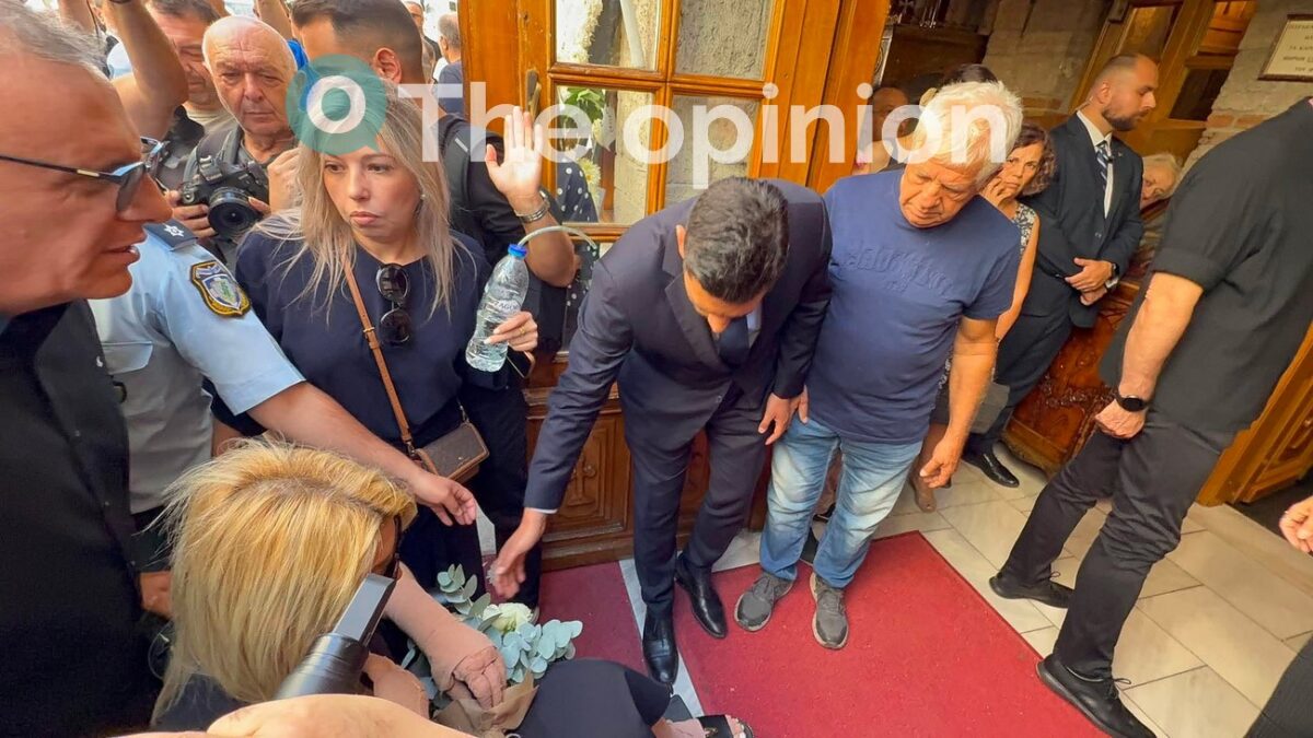 Με ασθενοφόρο η Αφροδίτη Νέστορα στην κηδεία της μητέρας της (VIDEO)
