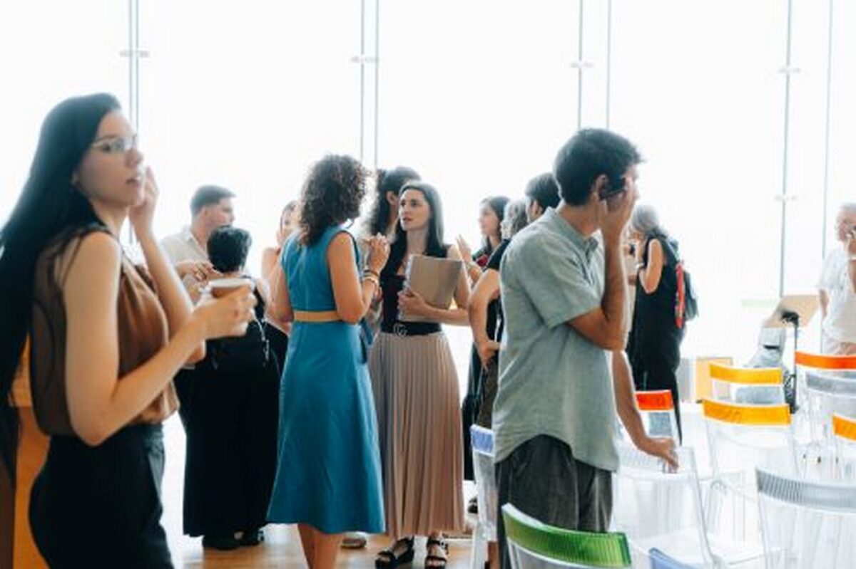 «ΑΗ ΛΑΟΣ»: Ένα σκηνικό ρέκβιεμ για την ήττα ενός λαού