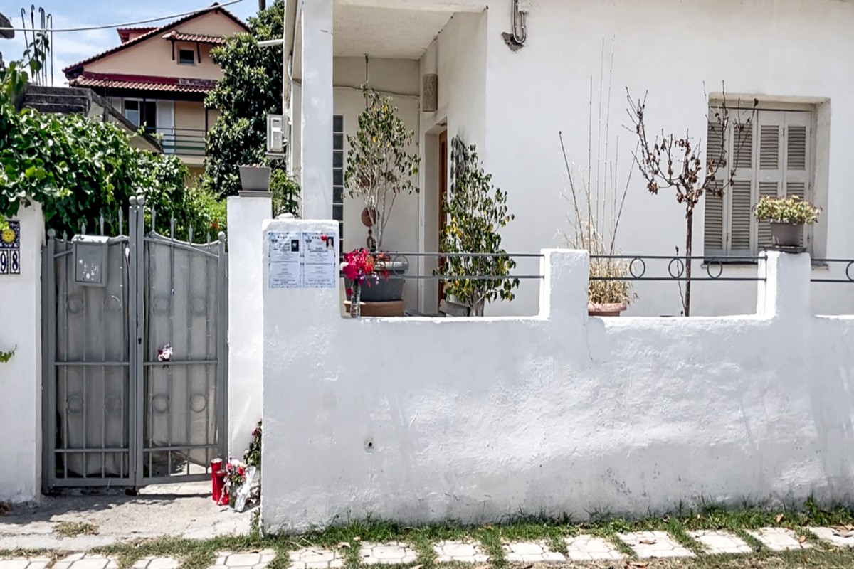 Άνθη στο σπίτι που δολοφονήθηκαν η 54χρονη μητέρα και ο 26χρονος γιός της στον Λόγγο αιγίου . Παρασκευή 12 Ιουνίου 2026