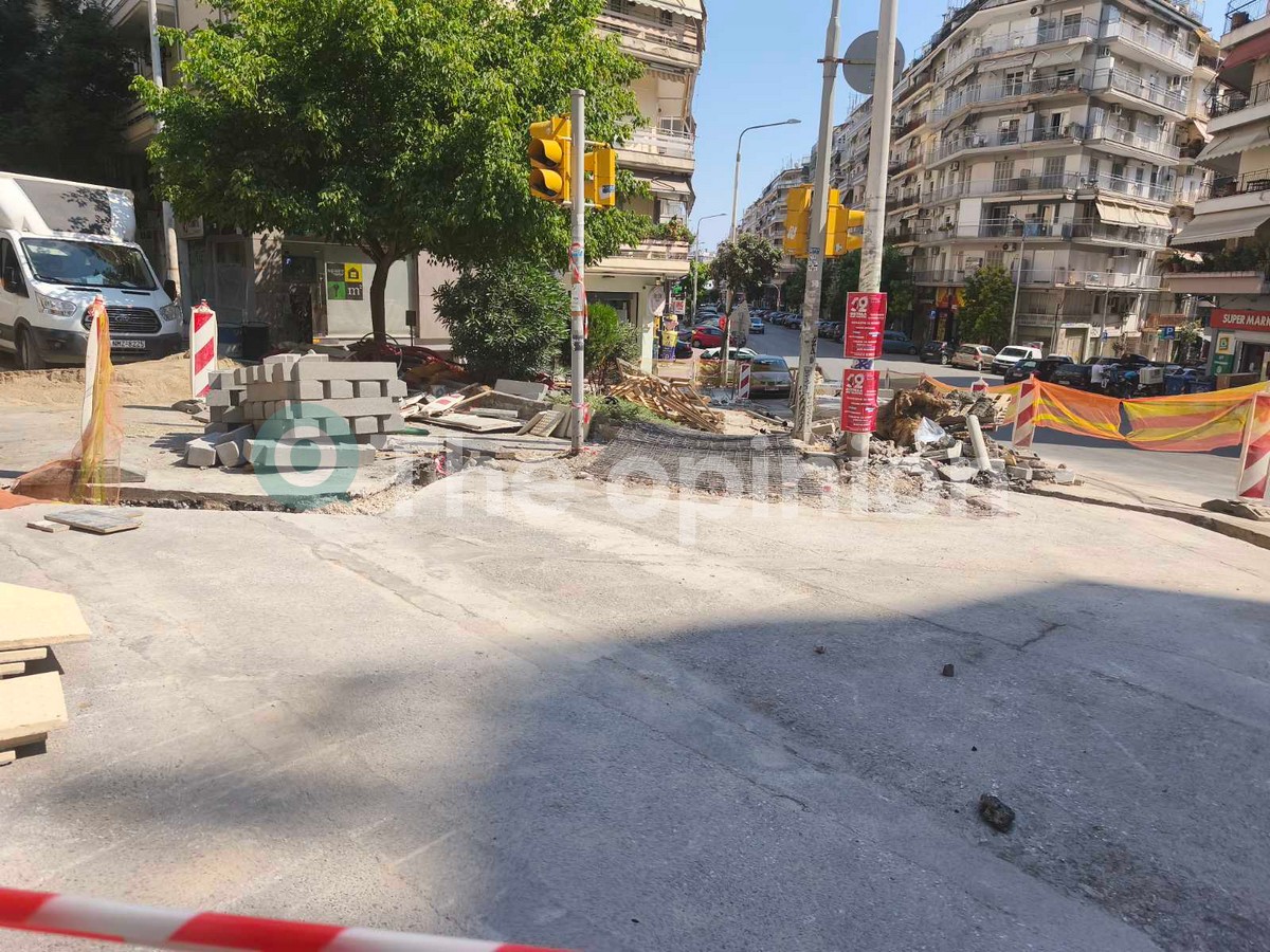 Θεσσαλονίκη: «Έπρεπε να σκάψω για να μπω στο μαγαζί μου…» – Ταλαιπωρία διαρκείας για κατοίκους και επαγγελματίες της Ολύμπου (ΦΩΤΟ)