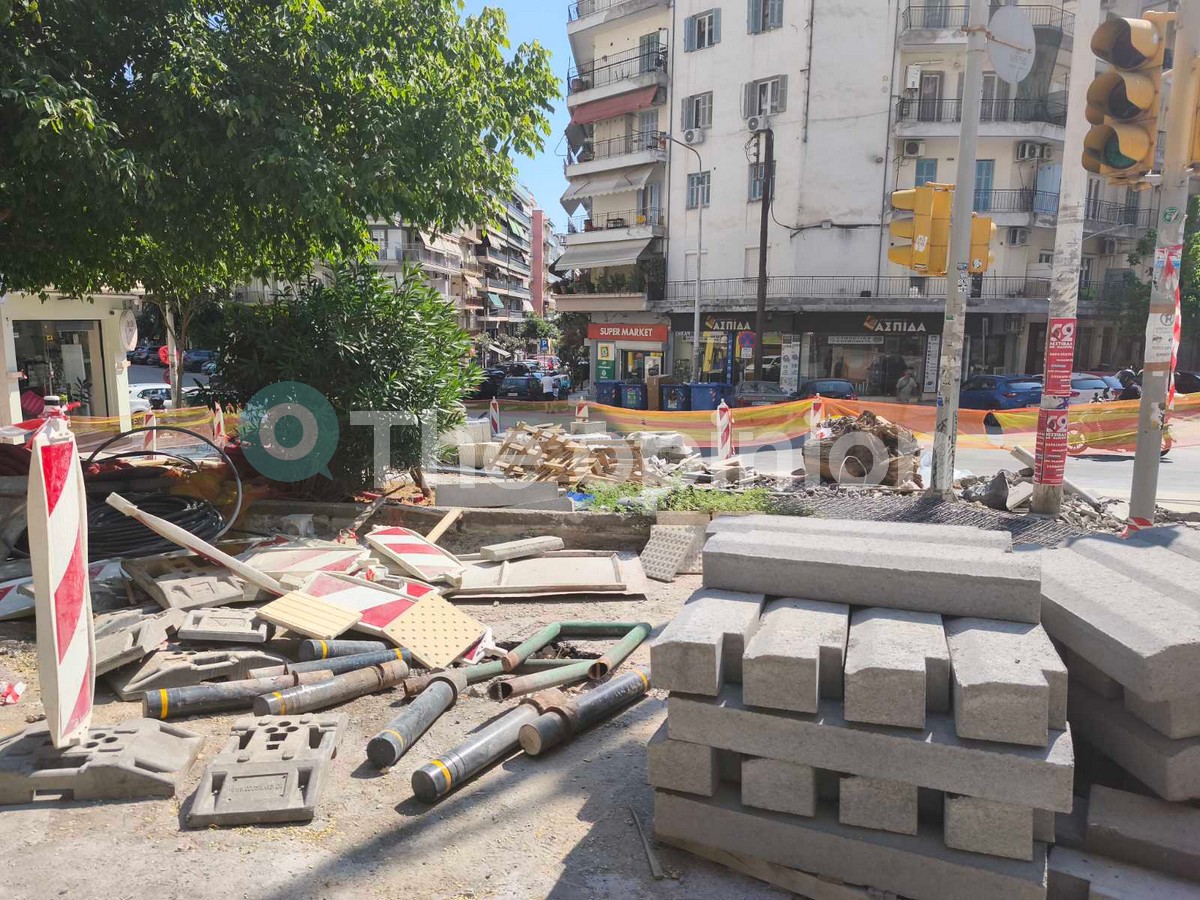 Θεσσαλονίκη: «Έπρεπε να σκάψω για να μπω στο μαγαζί μου…» – Ταλαιπωρία διαρκείας για κατοίκους και επαγγελματίες της Ολύμπου (ΦΩΤΟ)